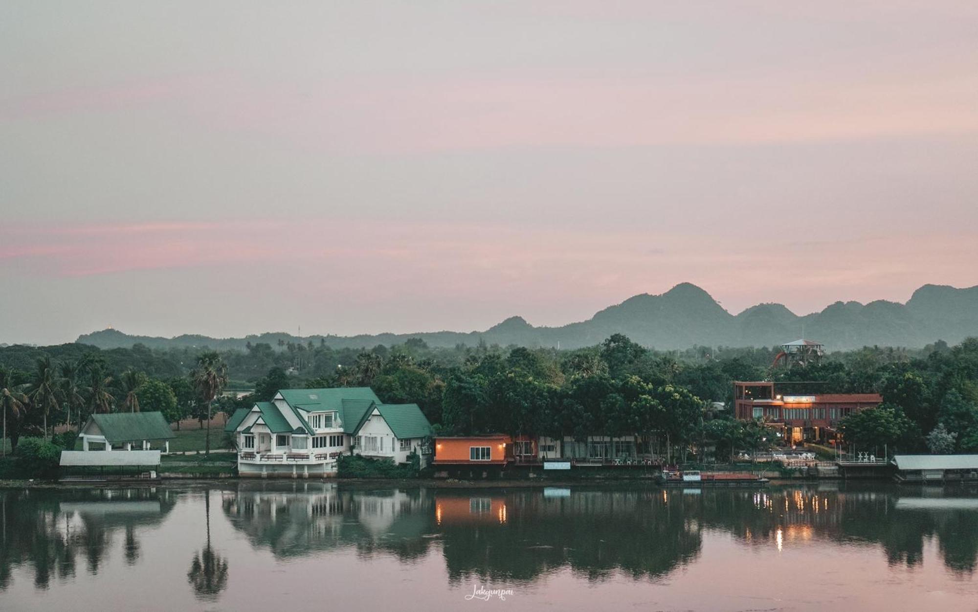 Natee The Riverfront Hotel Kanchanaburi Exterior photo